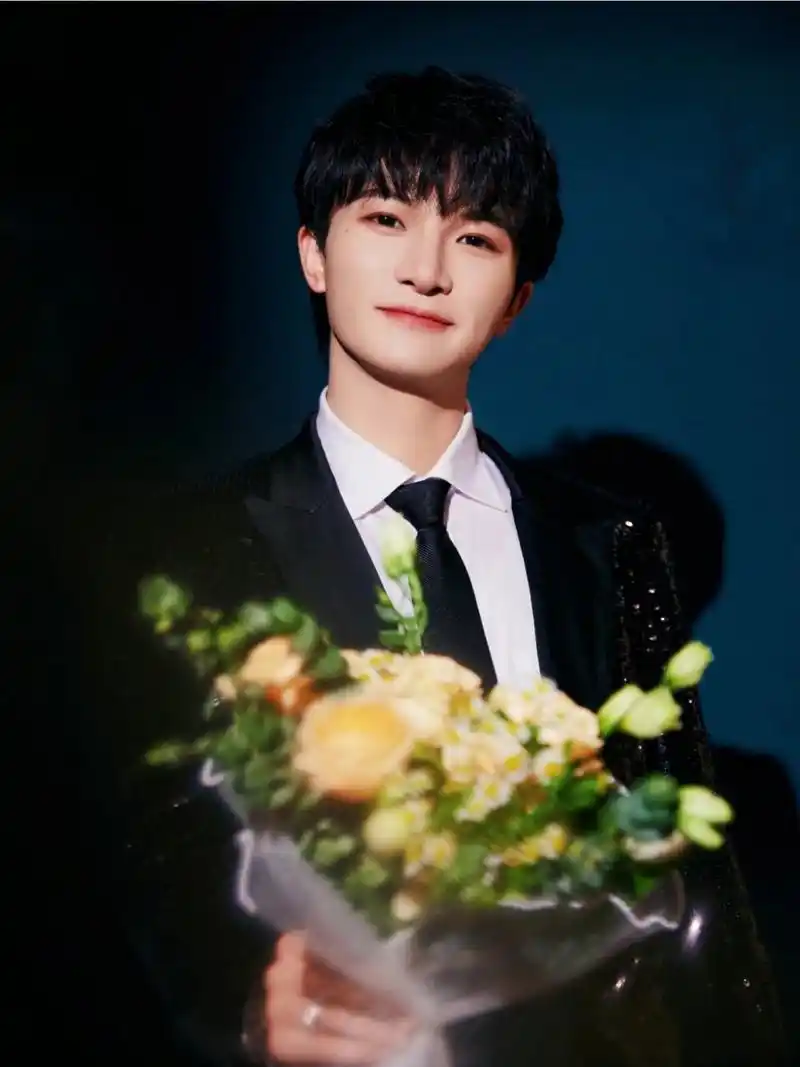 7815周深这组照片也太好看了吧!9898 超适合做屏保.