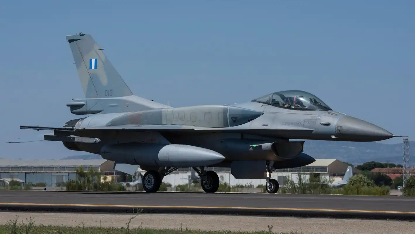 希腊空军装备的f-16战斗机,图1是2016年我在西班牙拍的照片,图2是最新