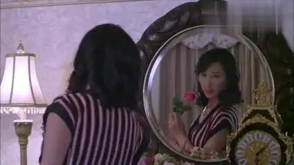 千金归来:丁雅琴拿着粉丝玫瑰,对着镜子一个劲扭,越看越变扭