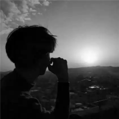 黑色系悲伤男生头像,期待你对我好从不指望