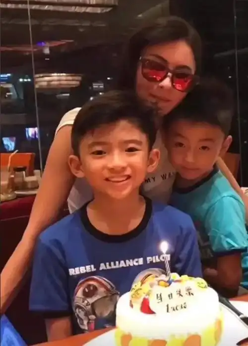 与粉丝冷脸合影,儿子颜值拉胯惹热议|王菲|张柏芝|古典乐|填词人|华语