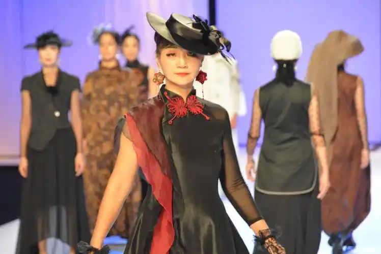 世界夫人模特大赛亮相广东时装周,中国大妈展才华