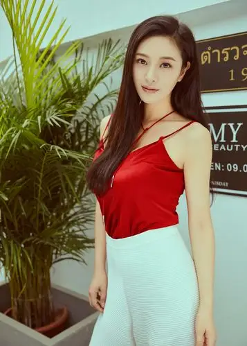 郑清文拍夏日时尚写真曲线吸粉