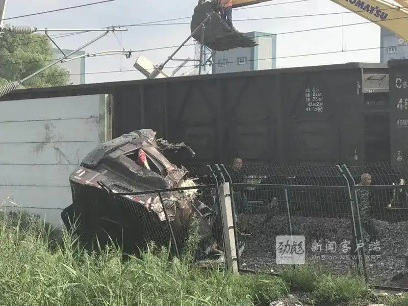 哈尔滨一货车抢越道口撞上火车货车司机身亡9趟客车晚点