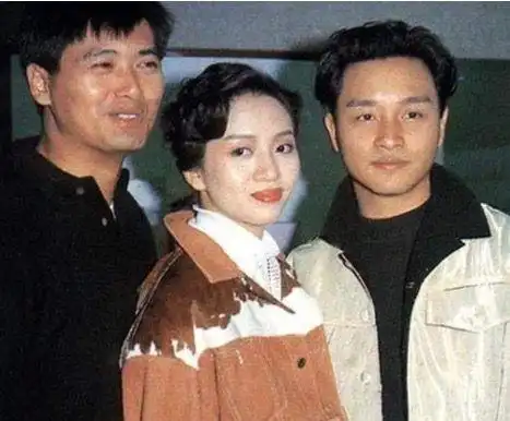 30年前的今天,周润发与梅艳芳,张国荣共同出席为某日本餐厅剪彩.