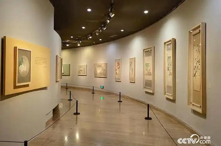 展厅现场由中国美术家协会,中国美术馆,中共江苏省委宣传部,江苏省