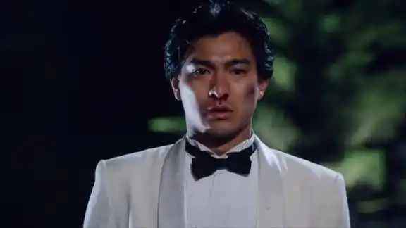 天若有情jojo在教堂前跪地许愿华弟却开着摩托车自己走了