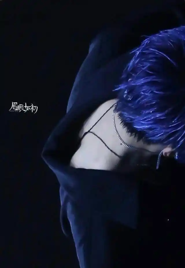 王俊凯的天鹅颈,锁骨,喉结……真的很好品了,听说被迷到的小螃蟹会点