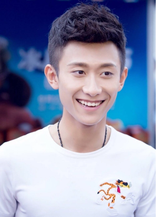 8位童星现状对比吴磊成顶流张一山陷入困境他彻底消失