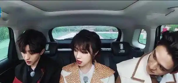 蔡徐坤的"男团腿"太绝,穿紧身裤都撑不满,这比例女粉羡慕了