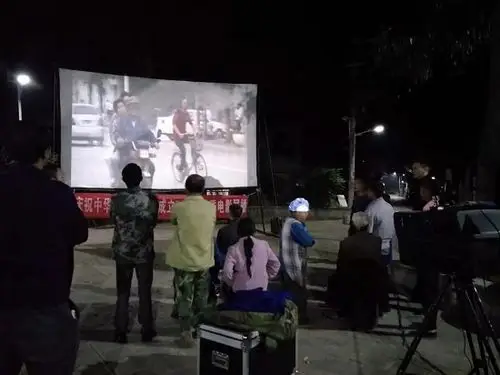 贞丰交警送电影下乡,助力农村交通安全宣传!