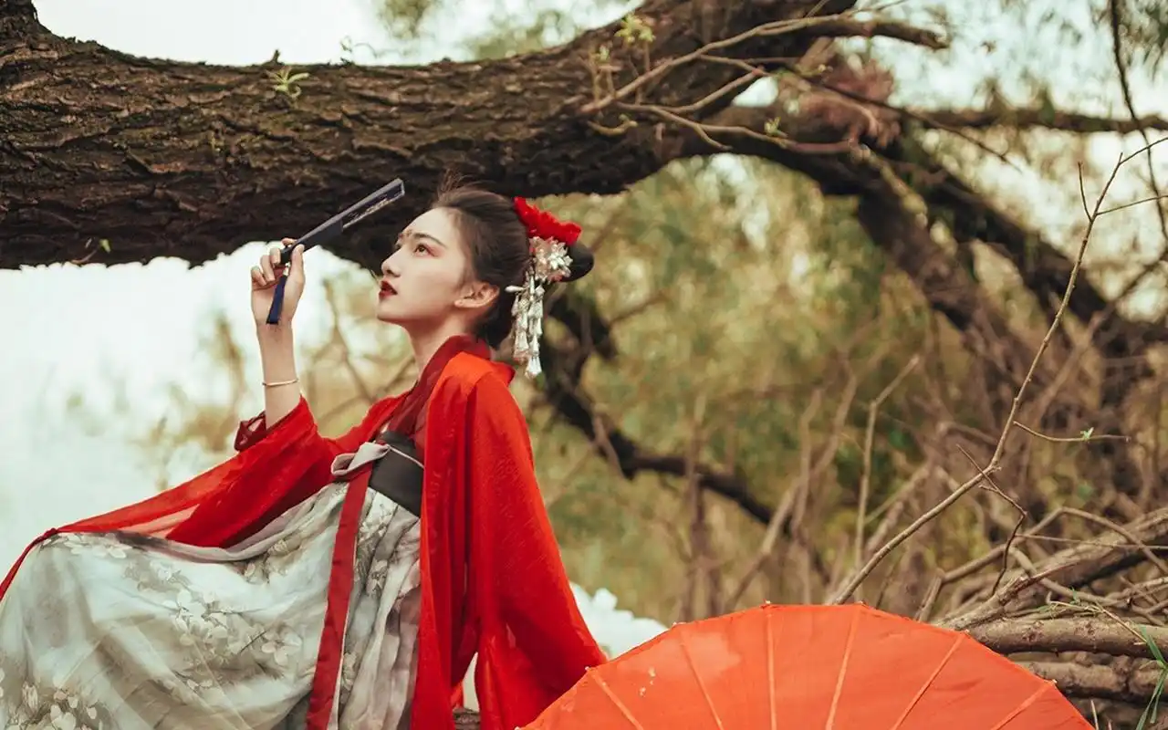 性感红衣古装美女高清桌面壁纸