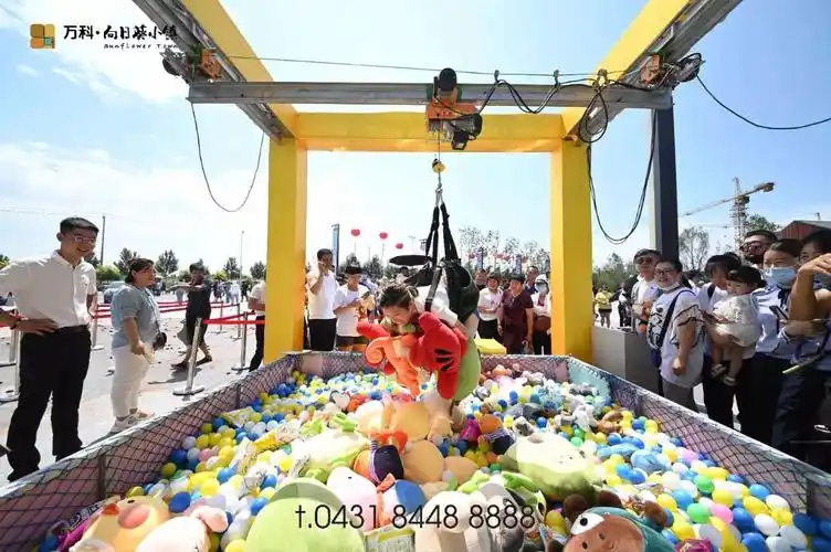 火遍全网的真人抓娃娃机引得大家纷纷一试身手,满载而归.