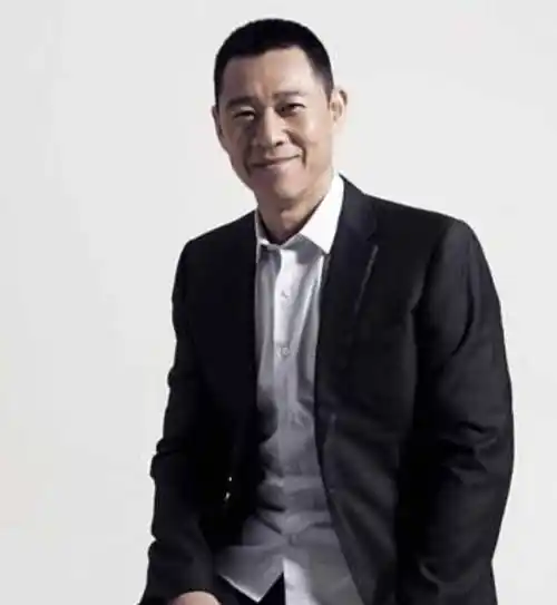 年近70无儿无女的张丰毅,离婚再娶小12岁娇妻,如今生活令人_霍凡