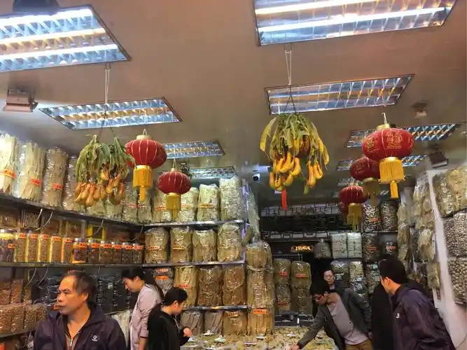 大教堂),地铁前往一德路站,走600-700米后可达,沿路有大量的干货店