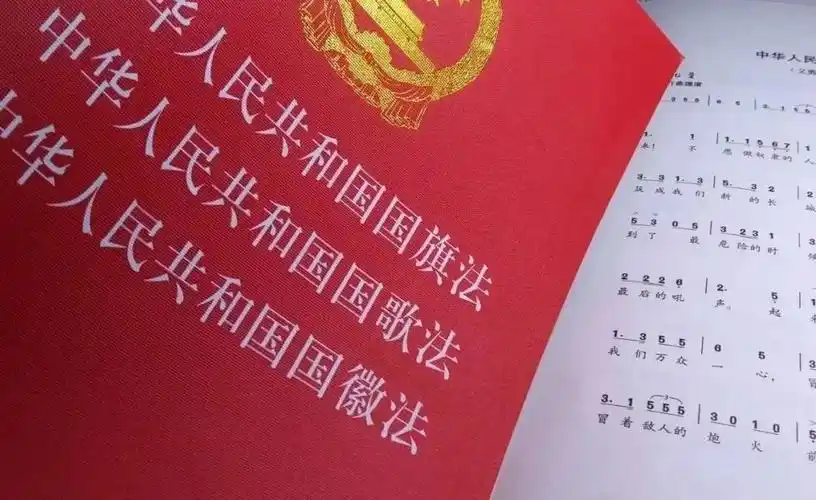 双节同庆,大街小巷陆续挂起国旗,飘扬的"中国红"成了一道道靓丽风景线