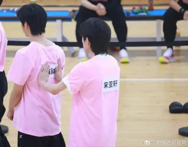 一说运动会 我就想起来前年撕名牌宋亚轩给刘耀文贴名牌的时候,晚期在