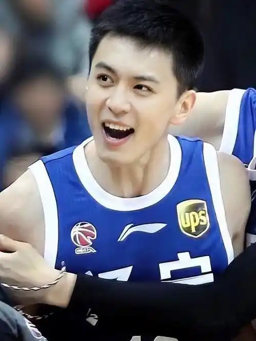 杨鸣疑婚内出轨,与情人搂抱合影曝光,妻子发声,更多证据被扒