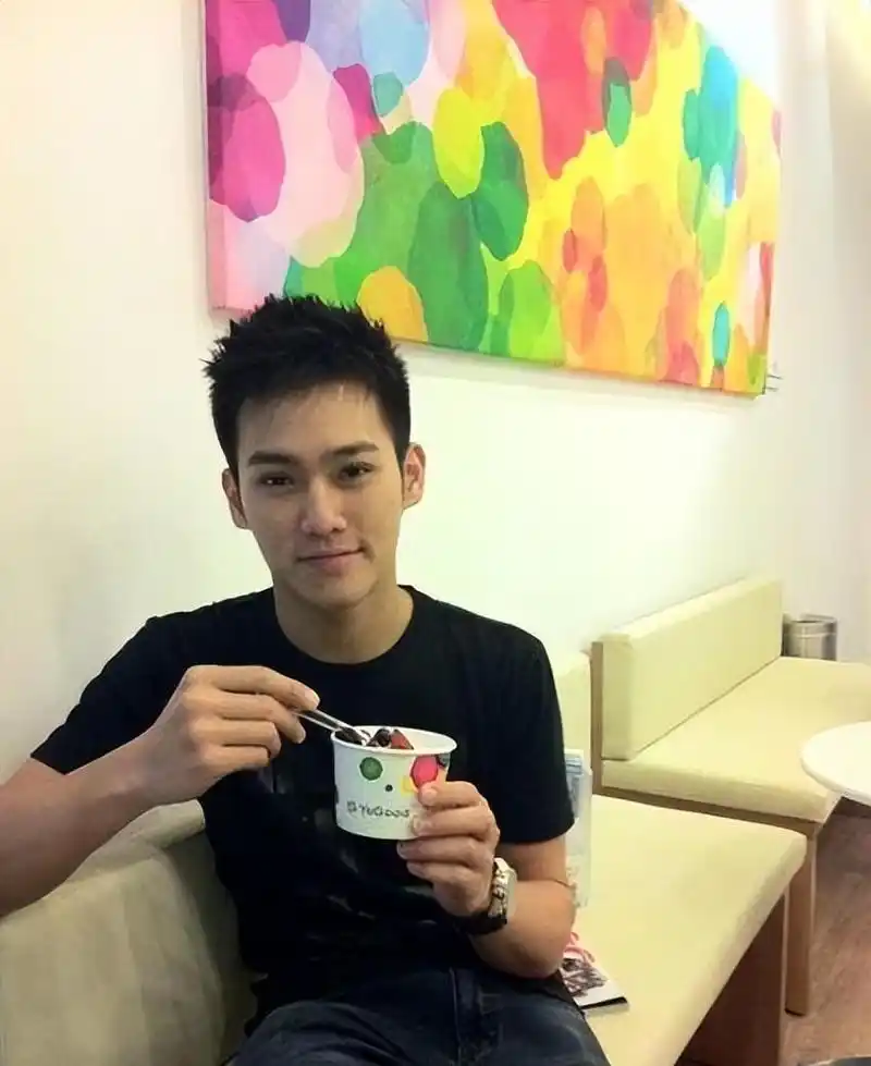 回顾赵雅芝的3个儿子长子47岁次子44岁小儿子37岁个个让她骄傲