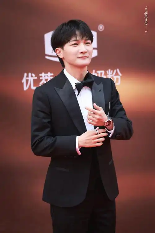 奖彩排现场#@卡布叻_周深华表奖彩排现场,背带裤搭配白t恤,可爱又帅气