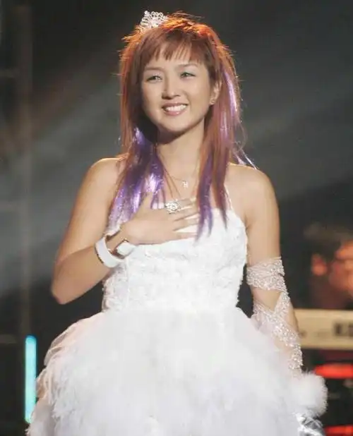 何洁14年前旧照曝出身穿公主裙戴着翅膀清纯如水活力十足