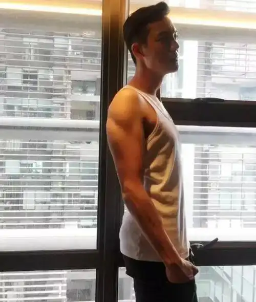 杨岳弟老师:陈伟霆,坚持健身12年!当他脱掉上衣后,粉丝都疯狂了