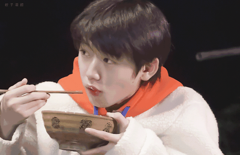 上当眼神偏向你时所表现出的「被发现后的惊喜感」,本老母亲在线比心