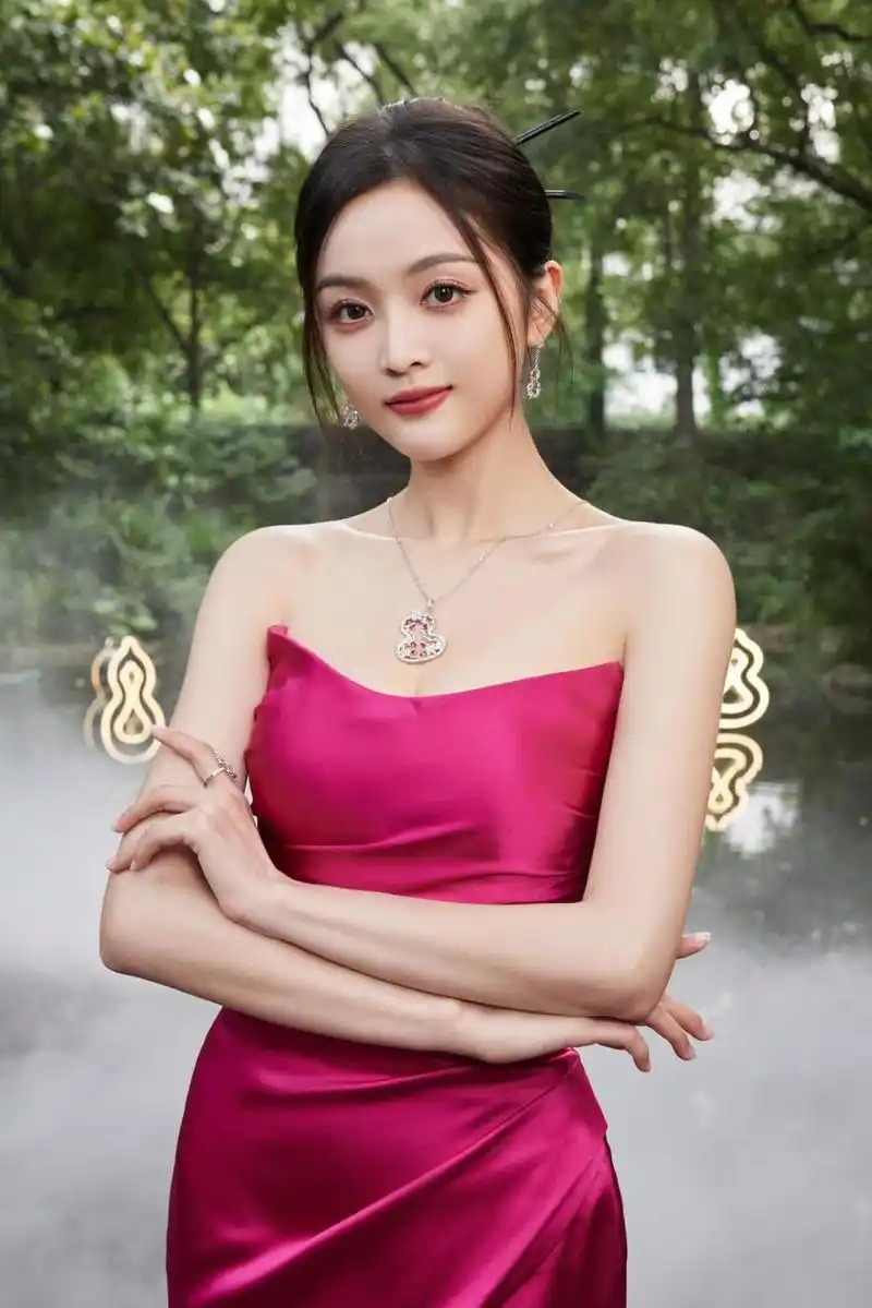 吴宣仪穿高端玫红色抹胸礼服裙拍摄唯美写真!