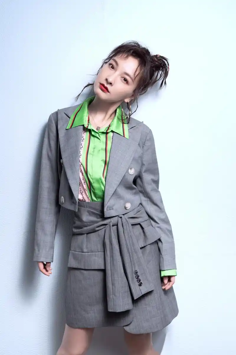 吴昕一身灰色西装套装,搭配亮绿色条纹衬衫,为《脱口秀大会》半决赛的