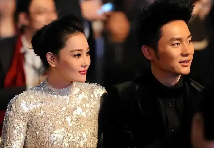 在一次饭局上,同样不温不火的李晨走进来张馨予的世界.