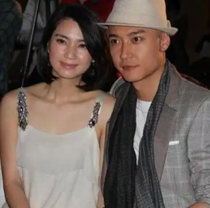 【图】43岁洪欣怀孕三胎 小11岁老公晒女儿大眼萌照