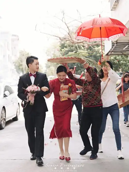 新郎新娘的朋友都没办法过来参与接亲新郎带着浩浩荡荡的亲戚来接新娘