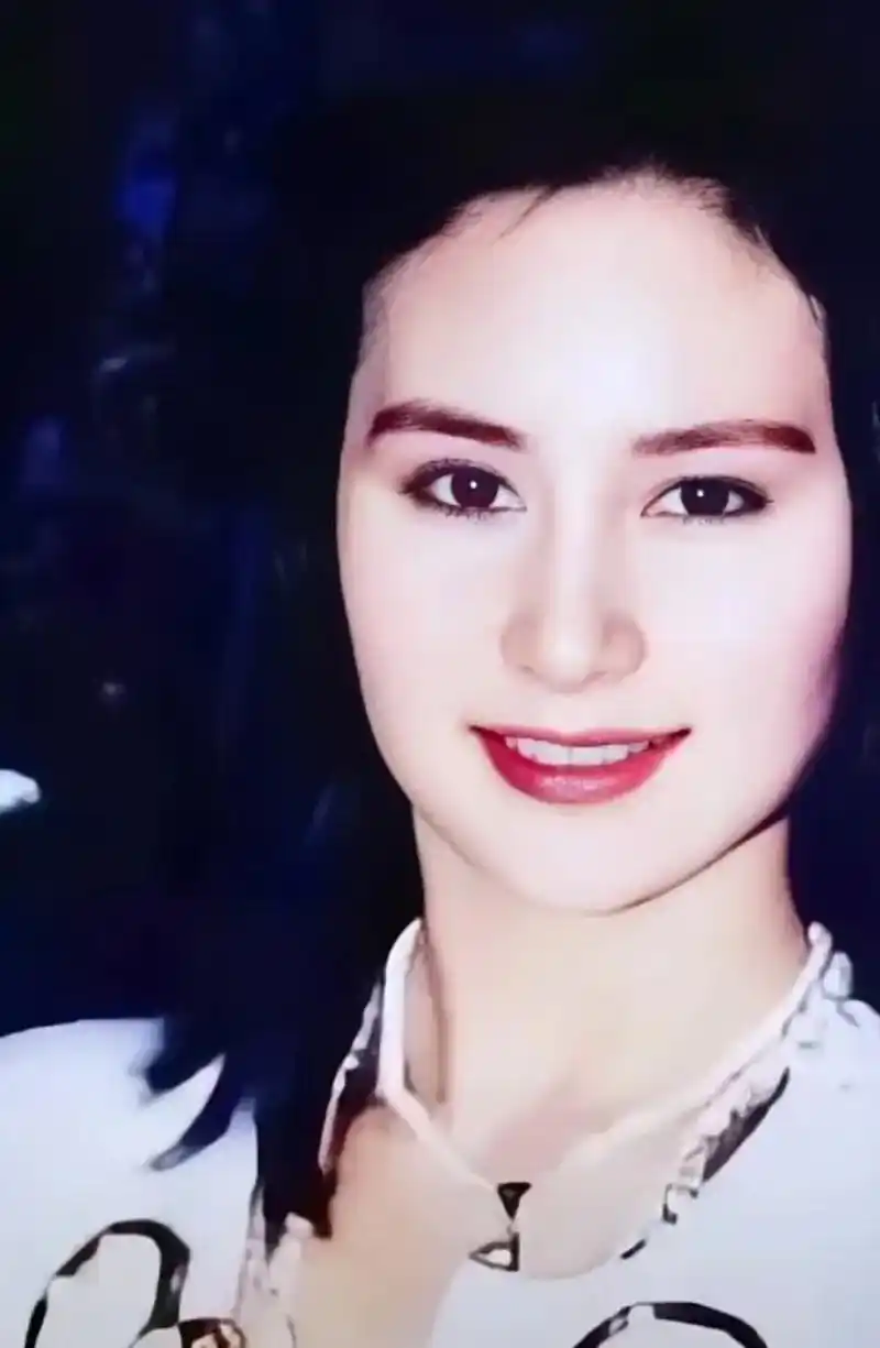 何超琼的 19岁时的生日礼物,陈百强送的珍珠耳环.在这个薄情的世界