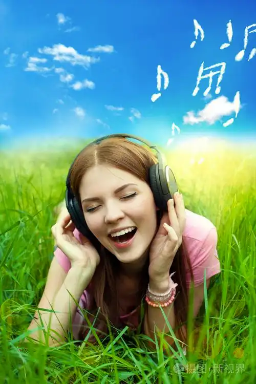 女孩唱歌和听音乐的耳机在蓝蓝的天空