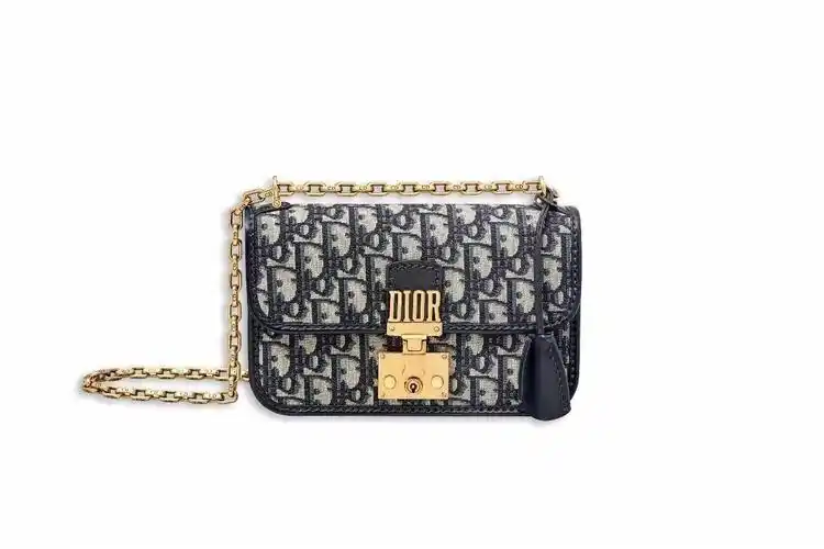 christian dior 2017秋冬系列 带着铆钉 链条和宽肩带的迪奥包包更