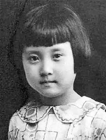 儿时,她过继到钱家当他的妹妹 成年,她嫁到钱家做他的妻子