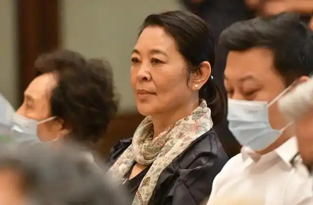 63岁倪萍素颜亮相太真实风衣纱巾时髦优雅