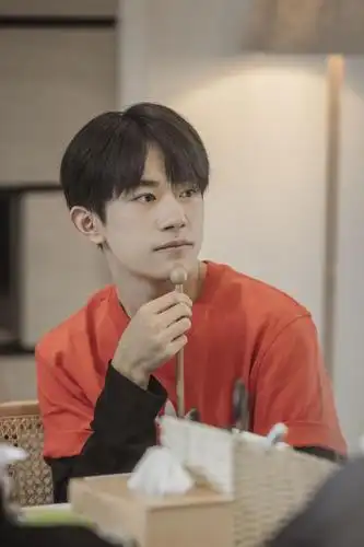 易烊千玺《朋友请听好》剧照上新 明天来看千玺的新技能