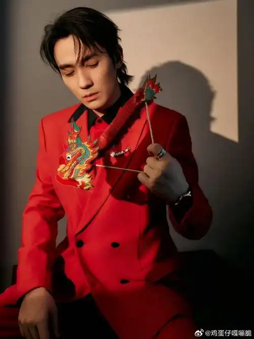 朱一龙除夕营业照