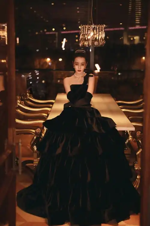 迪丽热巴超话微博之夜的第二套造型,一袭黑色丝质露肩礼服,致敬赫本的