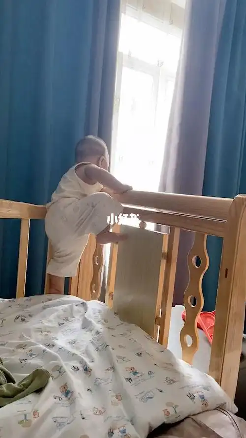 调皮捣蛋的小宝宝