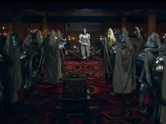 项羽自知没有胜算,放走了所有将士,虞姬拔剑自刎,霸王别姬