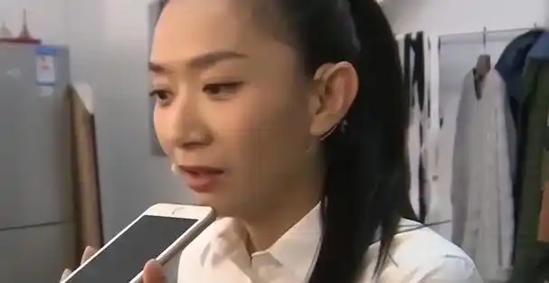 主持人王芳嫁给大15岁的教授为婚姻做出一切牺牲都不后悔