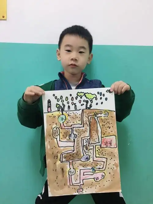 绘画c班《地下世界——老鼠一家》