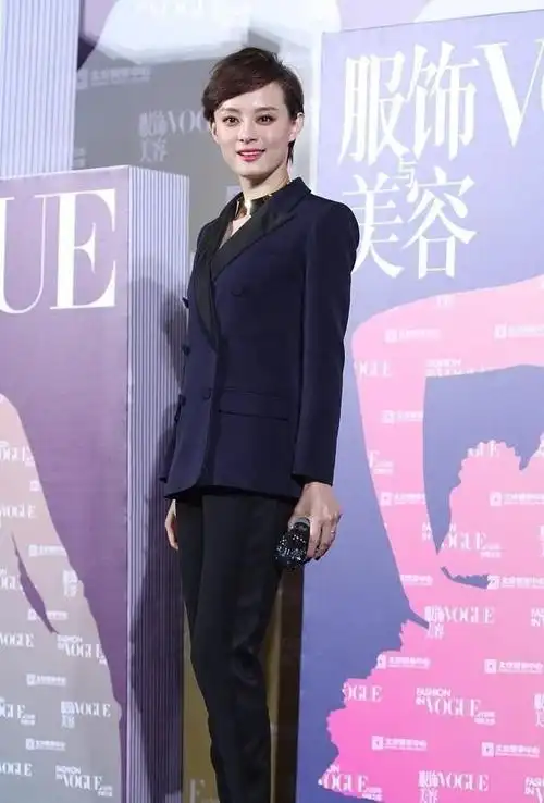 孙俪真不适合扮嫩格纹套装看着身材有点胖生图显出脸上皱纹