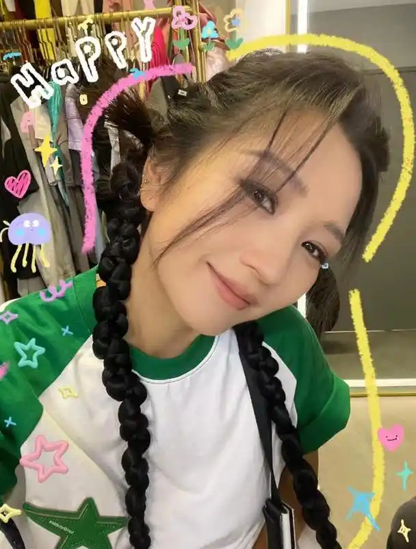 37岁何洁近照曝光穿修身裙秀辣妈身材瘦身近70斤后美出新高度