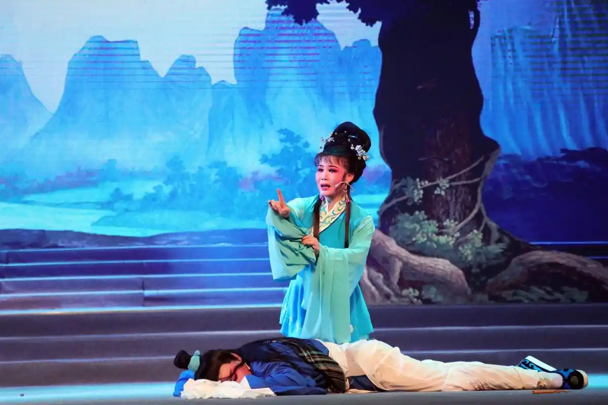 黄梅戏《天仙配》舞台剧照