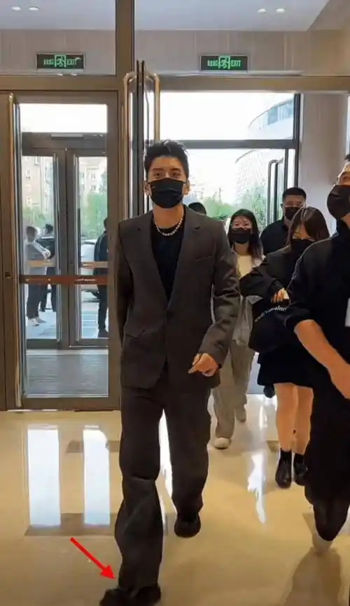 181cm王大陆出席活动,鞋子被称唯一槽点,签名被指字如其人_造型_网友