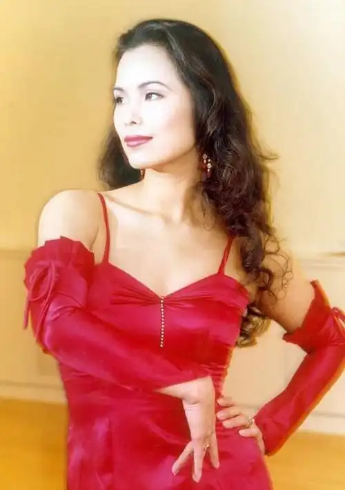 歌手韦唯:23岁成国家一级演员,嫁家暴男险些丧命,如今怎样了?