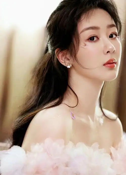 杨紫跨年晚会造型释出,花朵仙女裙搭配蝴蝶妆容,唯美又惊艳!